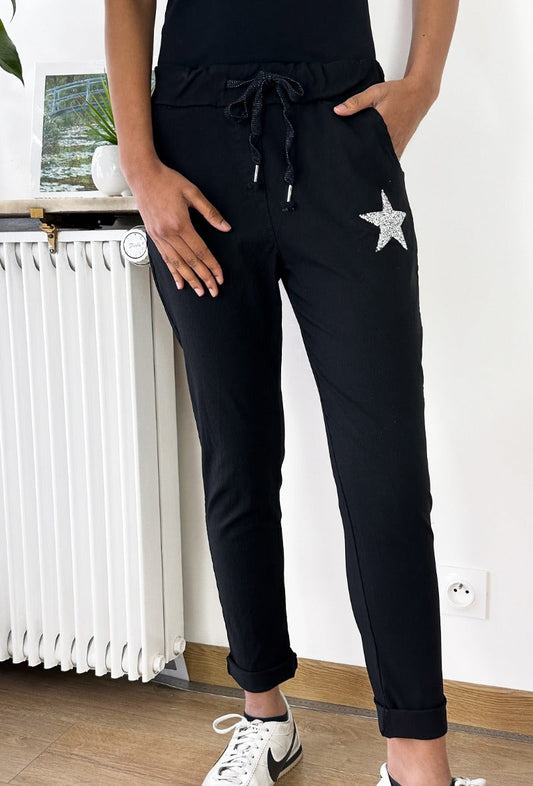 Pantalon uni noir avec poche sur les côtés et patch étoile