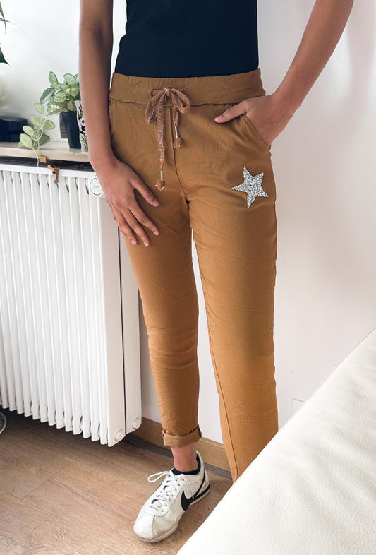 Pantalon uni Camel avec poche sur les côtés et patch étoile