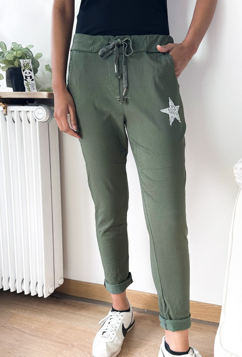 Pantalon uni kaki avec poche sur les côtés et patch étoile