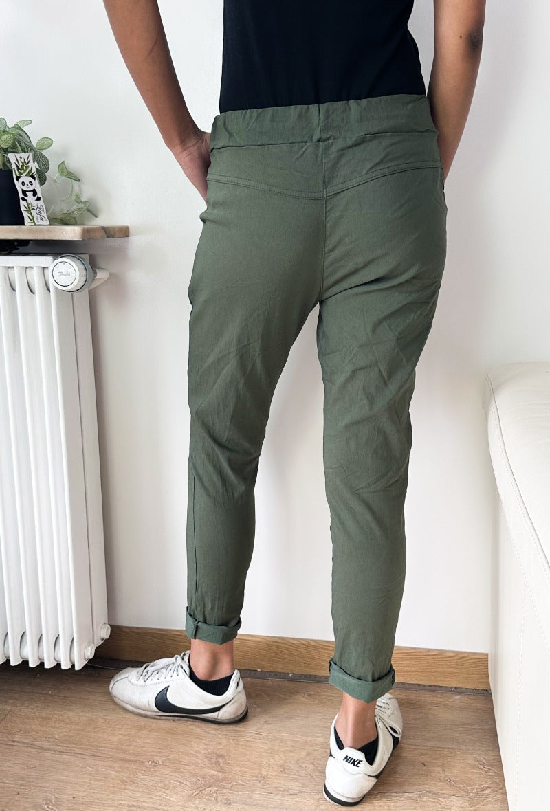 Pantalon uni kaki avec poche sur les côtés et patch étoile